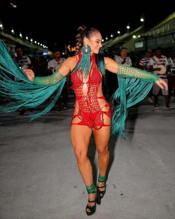 Nas cores da Grande Rio, Paolla usou um vestido e adereços nos braços de renda