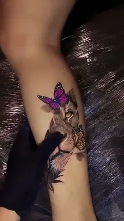 Tatuagem de leão com borboletas