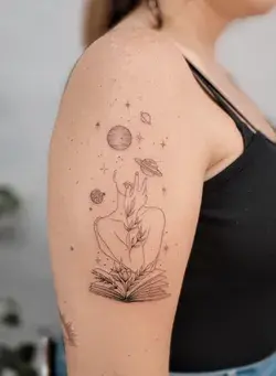 Tatuagem universo livro mulher