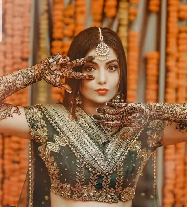 Mehendi photo pose