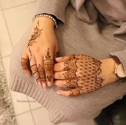 Arabic Mehandi is best known for its beautiful flowery and leafy trail that flows from the index fin