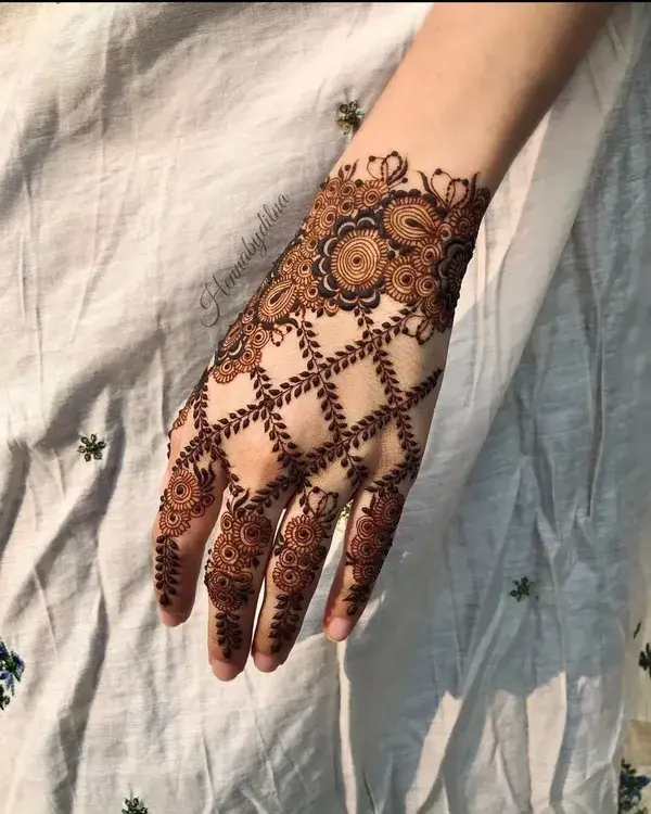 75 Small Mehndi Designs For Front Hand, For Kids, & Simple!