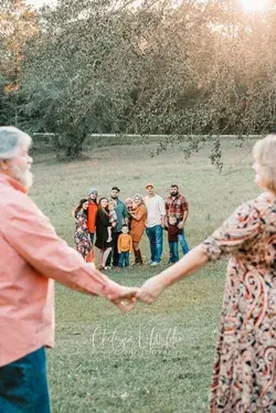 Large extended family pictures outdoors