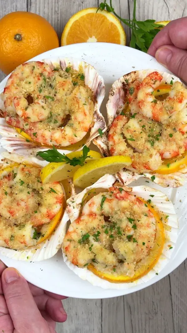 Gamberi gratinati all'arancia: perfetti per i menù a base di pesce!