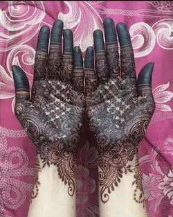 Dark #henna stains on hands.