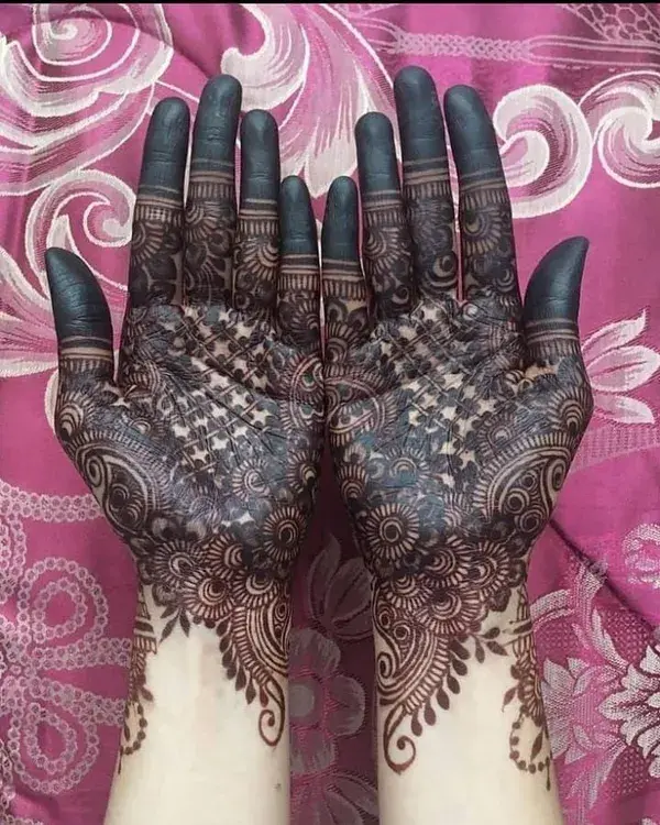 Dark #henna stains on hands.