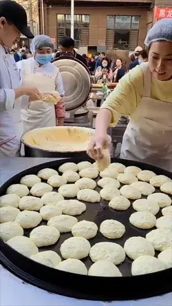 We’re in Heilongjiang in China to watch steamed buns being made on the streets! 🔥