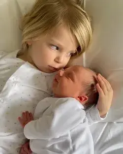 Awwwwnnn this is prettiest, big sister love the small sister so much