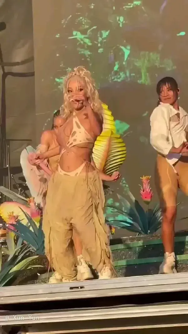 @ Xun Yun_  Doja Cat shows off dance moves during her live concert 🤩🤗😍