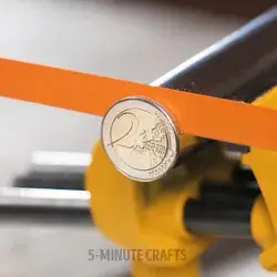 Master made cat glasses out of an ordinary coin!