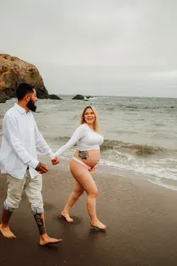 Sexy maternity session at the beach. Rocio Rivera Photography 