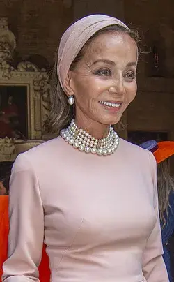 Isabel Preysler tiene el vestido de invitada perfecta para mujeres 50+: rosa, de manga larga y de...