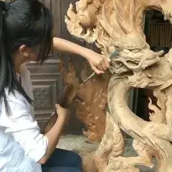 Estas esculturas son talladas en el tronco de un árbol