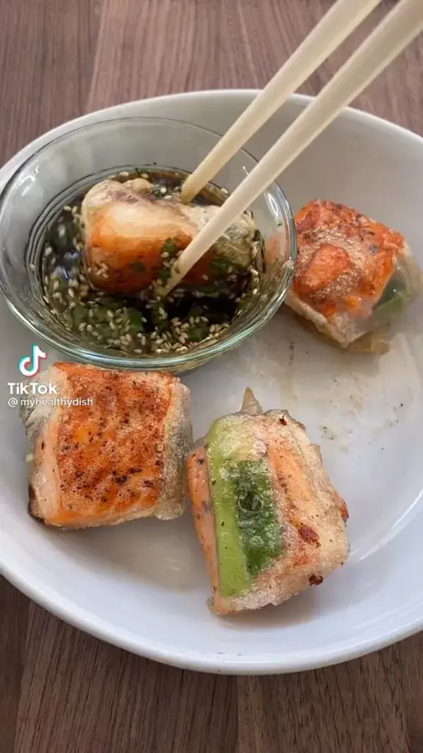 Firecracker salmon rice roll