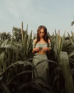 Девушка в кукурузе