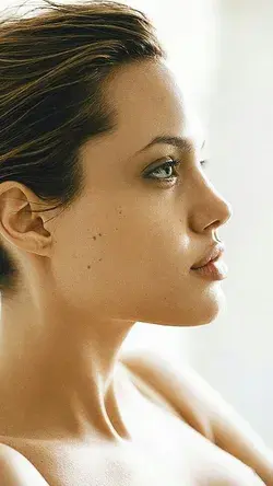 Profil face Angelina Jolie