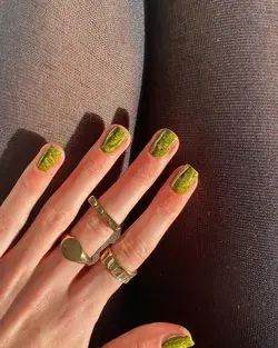 Minimalistic nail art