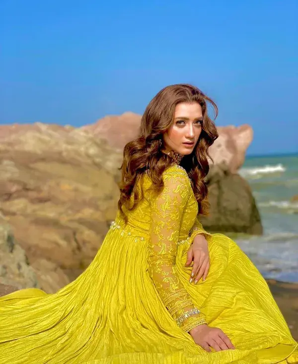 Momina iqbal 💛