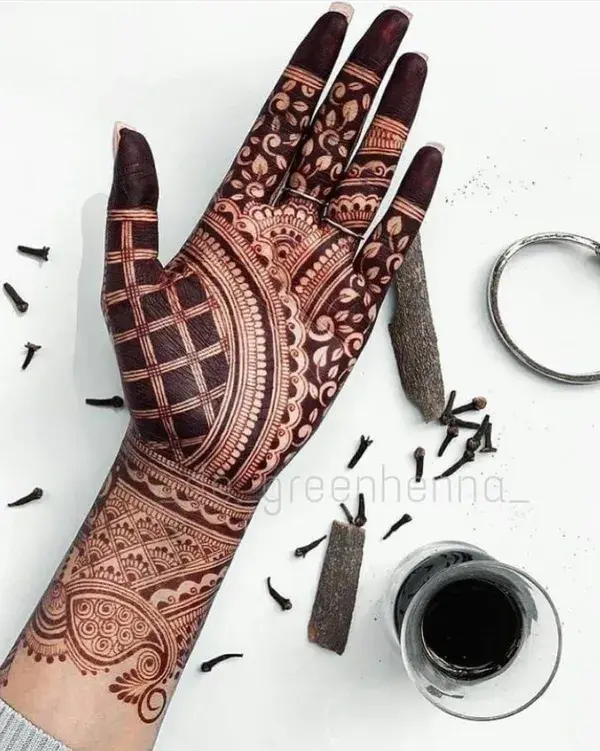 Short #Mehndi Design Ideas That Will Make You the Star of the Show!