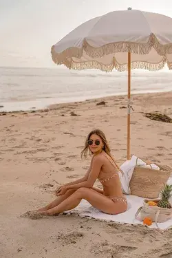 Lauren Gores Ireland on Instagram - beach day in style