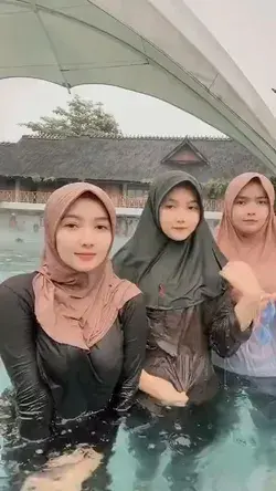 Viral cewek hijab yang berenang ga pakai baju renang, malah pakai baju biasa