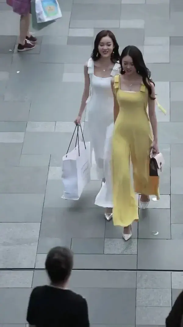 Asian Street Fashion. BFF Same Dress, Different Colour!