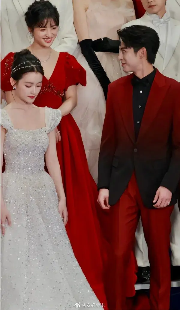 cute moment DiYue DyShen beautiful red couple @ Golden Rooster Awards 2022