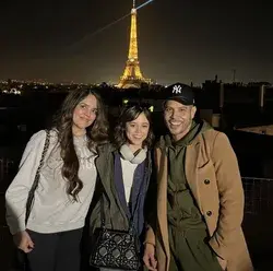 Jenna and her mom in Paris🤍