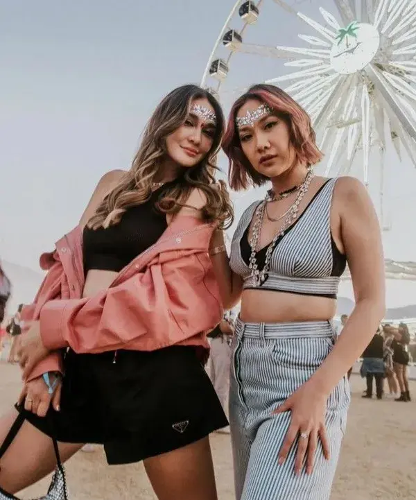 7 Potret Gaya Seksi BCL dan Luna Maya Nonton Coachella yang Tuai Kontroversi