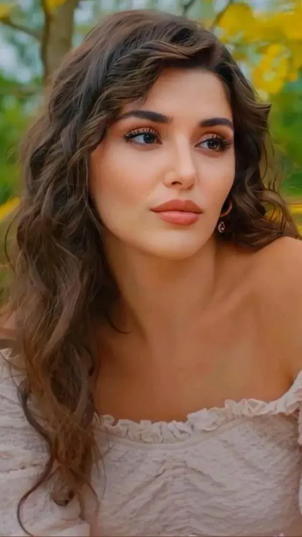 hande Erçel ♥️ Awesome 🤘🏻♥️ Beautiful ♥️ Cute 💖💖