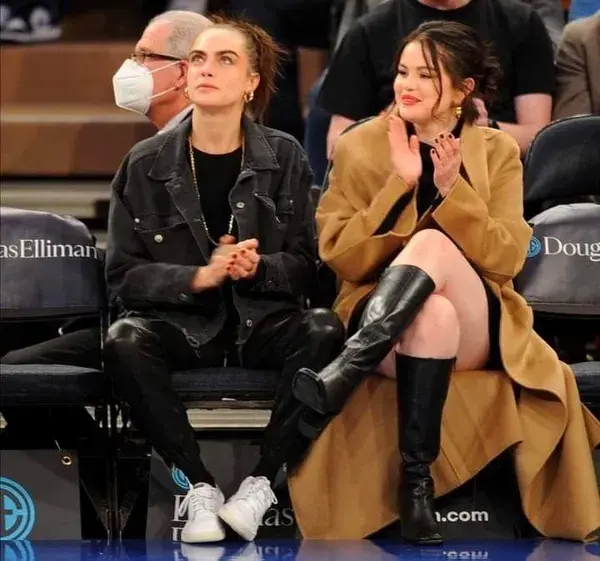 More photos of Selena with Cara Delevingne, in New York, at the Knicks game 🏀