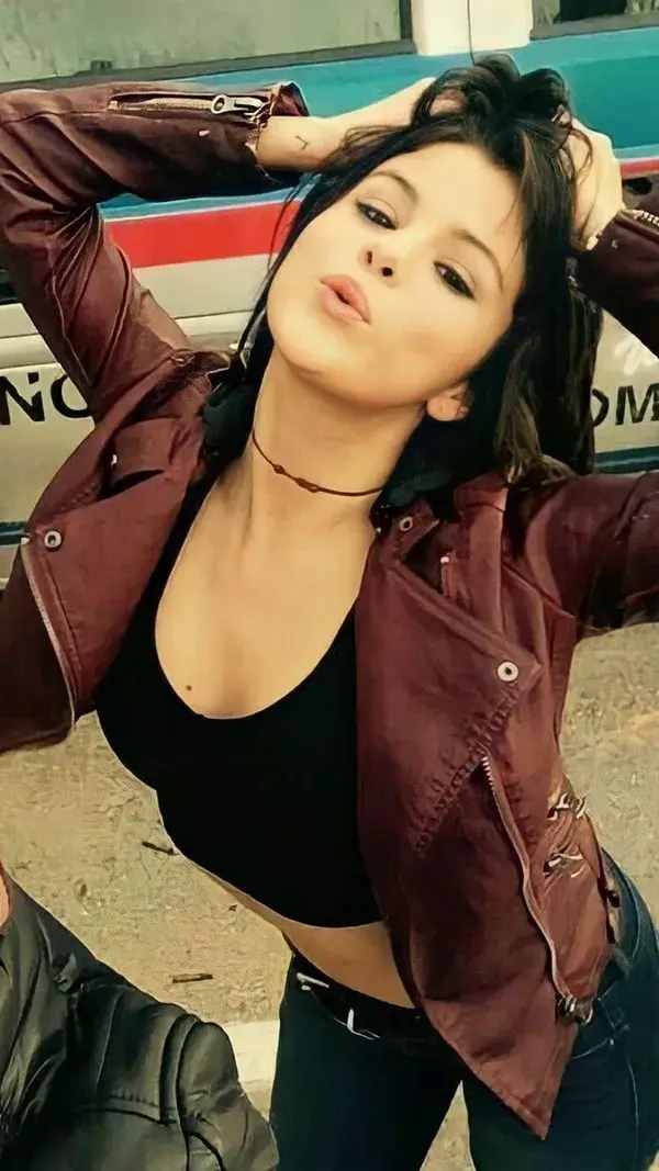 Selena Gomez Wallpaper 🖤