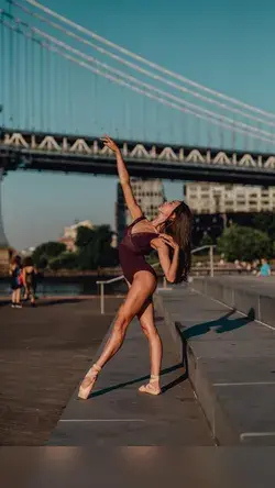 Ballerina in NYC | Flexible Dance Poses | Photo by Eva Nys Photography