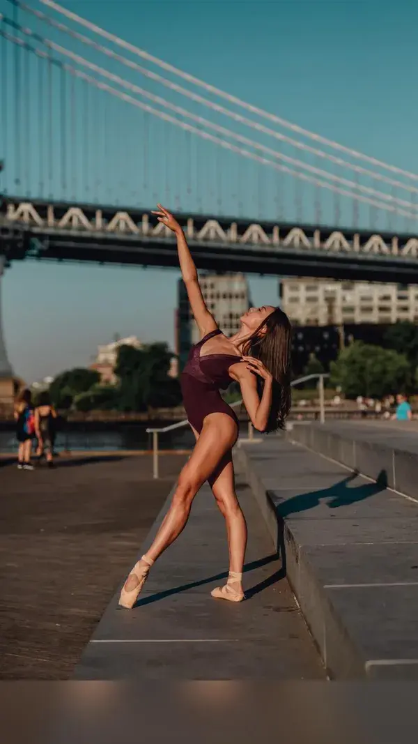 Ballerina in NYC | Flexible Dance Poses | Photo by Eva Nys Photography