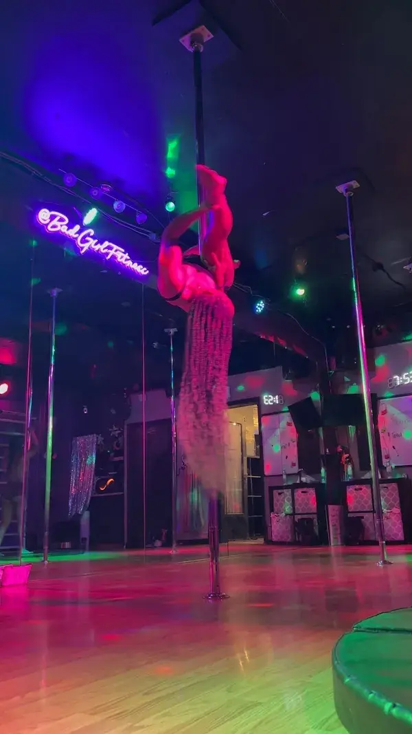 Pole tricks: Jade into a meathook