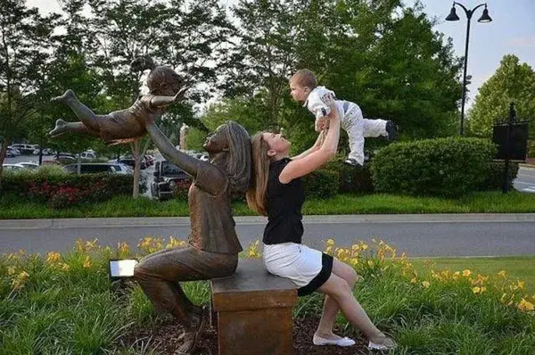 50 People Who Made The Absolute Most Of A Photo With A Statue And Ended Up Online | Bored Panda