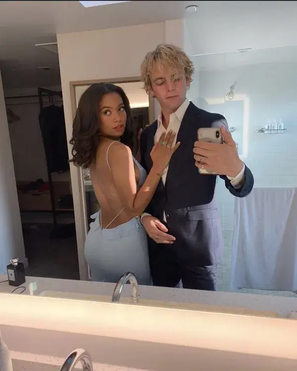 ross lynch and jaz sinclair