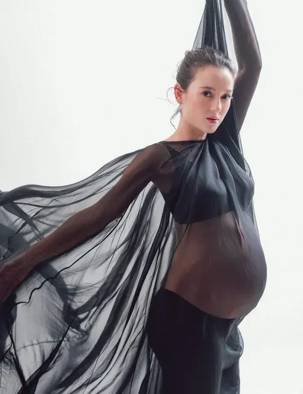 7 Gaya Julie Estelle Pemotretan Kehamilan Berbusana Transparan, Simpel Aestetik