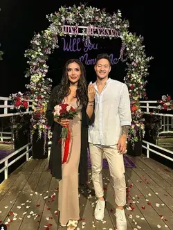 7 Foto Romantis Millen Cyrus Dilamar Kekasih di Bali, Pamer Cincin Lamaran