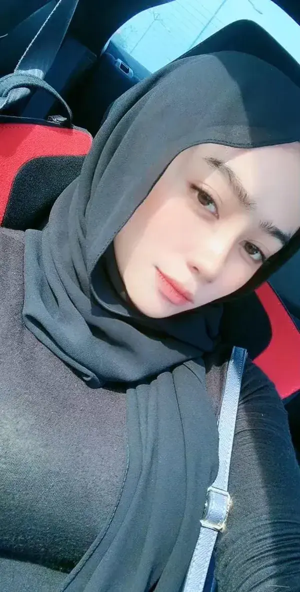 cewek cantik jilbab hitam lagi dimobil main lidah