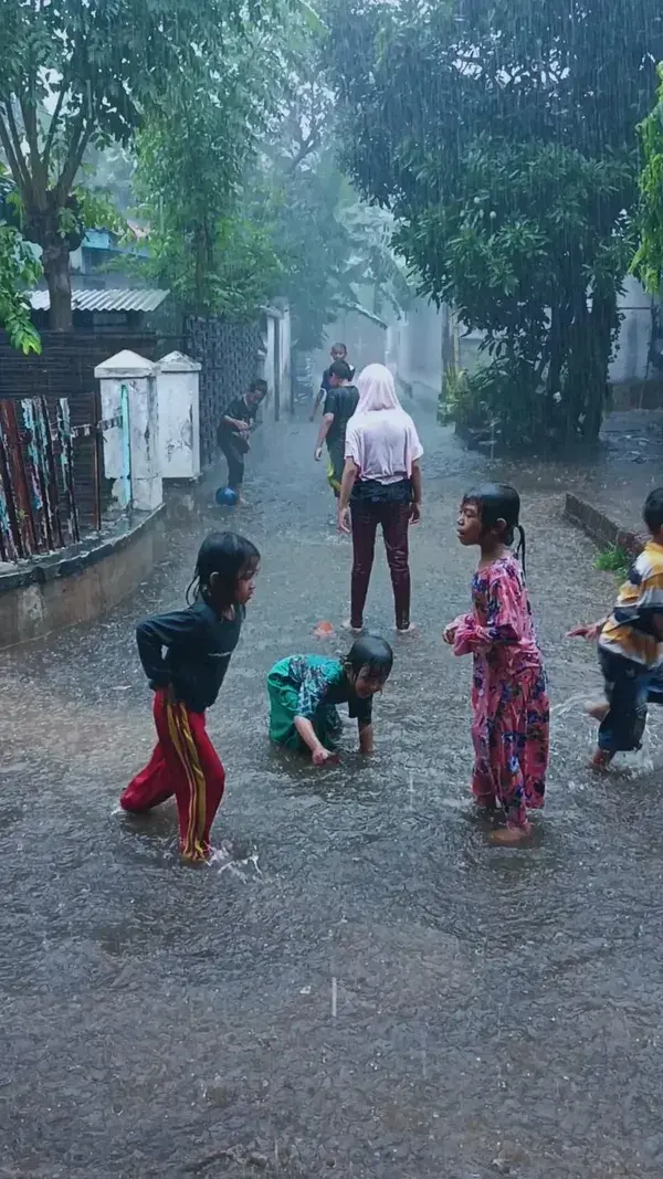 It's raining hard, the children love to play