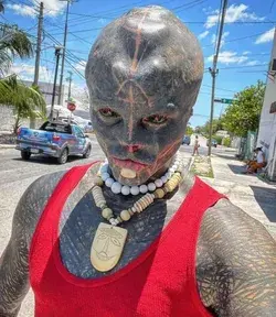 Homem “alienígena” afirma que não consegue emprego por causa da aparência: sou um cara normal...