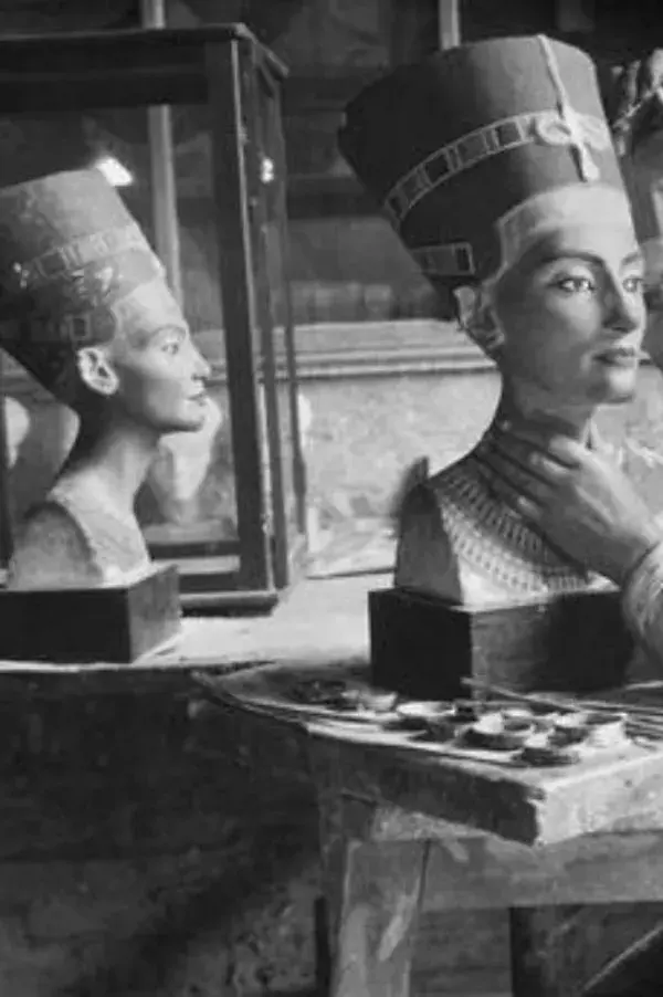 Why is Nefertiti's left eye missing?