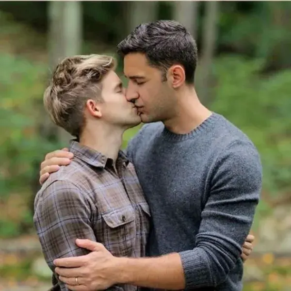 gaykiss.tumblr.com