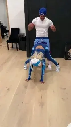 Nicki Minaj training glutes to the sound of herself