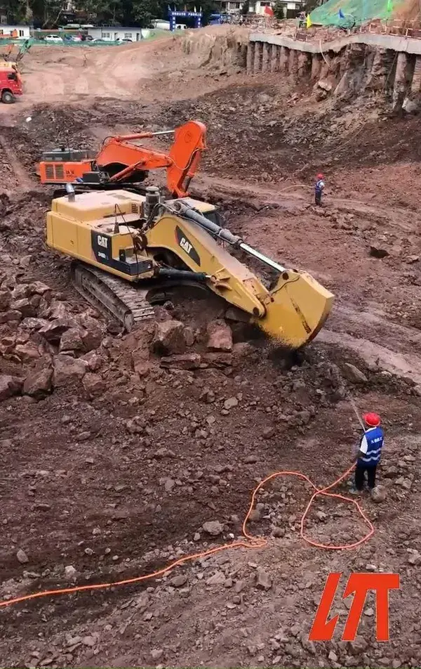 Excavator Rock Boom  cancels the bucket cylinder and leads all the weight of the arm to the Ripper