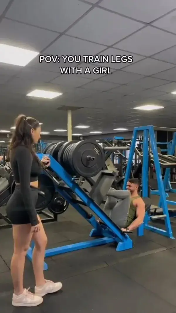 When you train legs with a Girl 💪