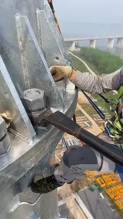 Extreme worker installing a pole in the heights‼️‼️‼️‼️