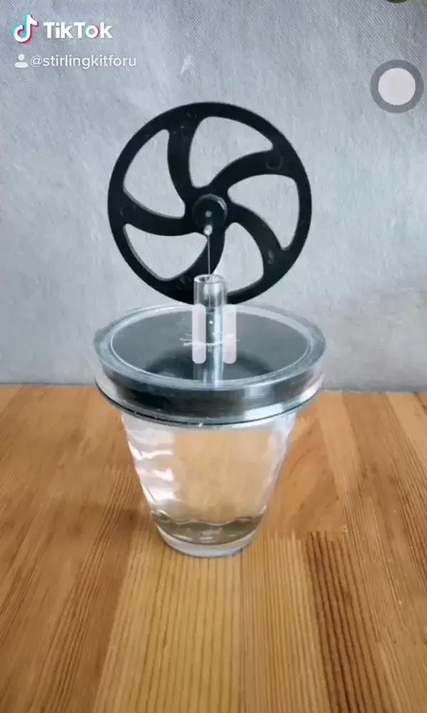 Low temperature powered stirling engine