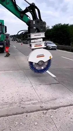 Road cutting machine